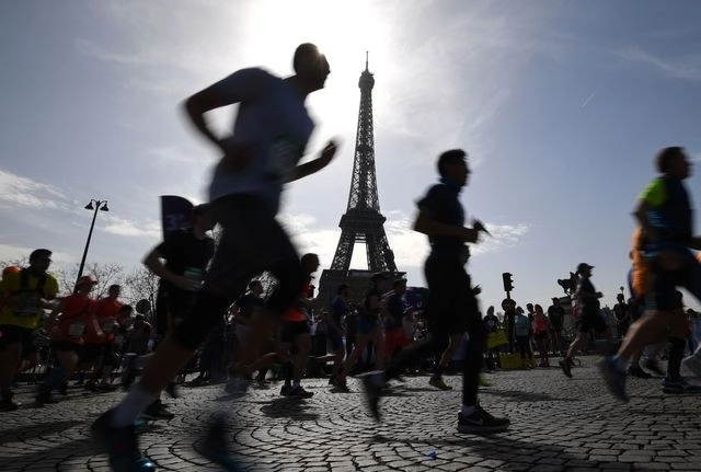 "Trabajaremos codo a codo con la ciudad de París para organizar una edición de 2021 que reúna a los más apasionados corredores en las calles más hermosas del mundo", señalaron organizadores. Foto Afp / Archivo