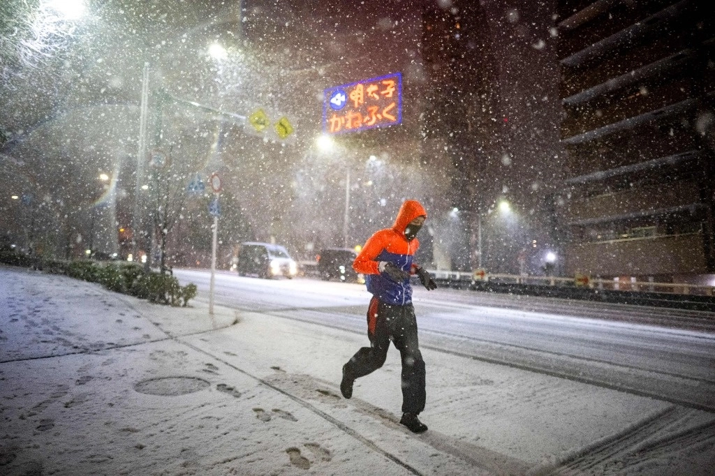 Fuertes nevadas azotaron el área de Tokio, lo que interrumpió el servicio de trenes y canceló más de 100 vuelos, el 5 de febrero de 2024. Foto Afp
