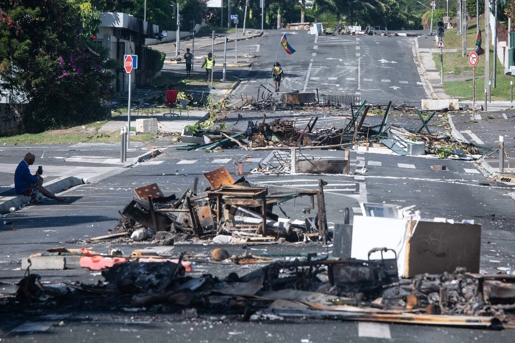 Calle bloqueada por los escombros tras los disturbios en Numea, Nueva Caledonia, el 18 de mayo de 2024. Foto Afp
