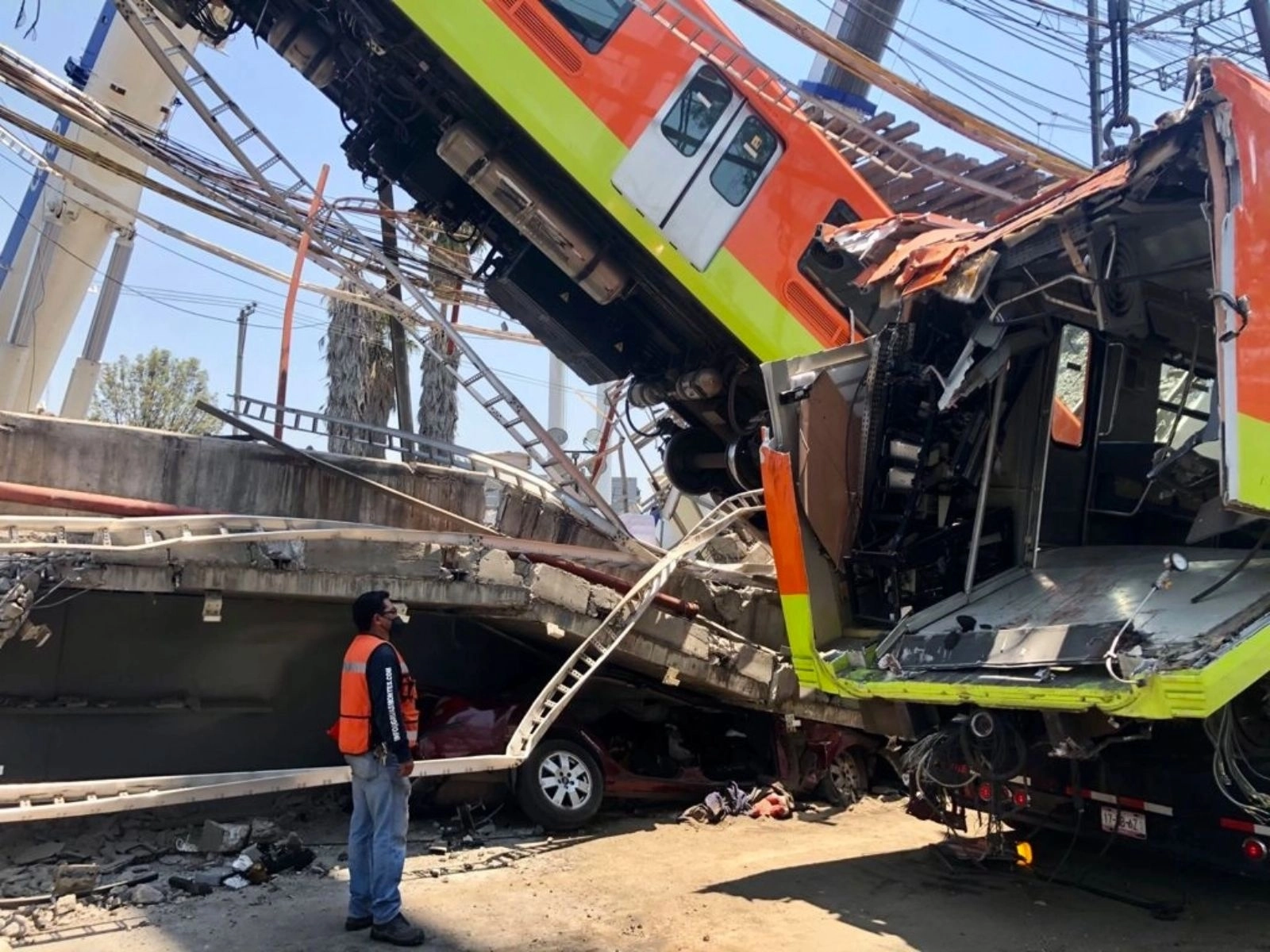 Retiro de los restos del tren dañado por el incidente de la Línea 12 del Metro. Foto Luis Castillo / Archivo