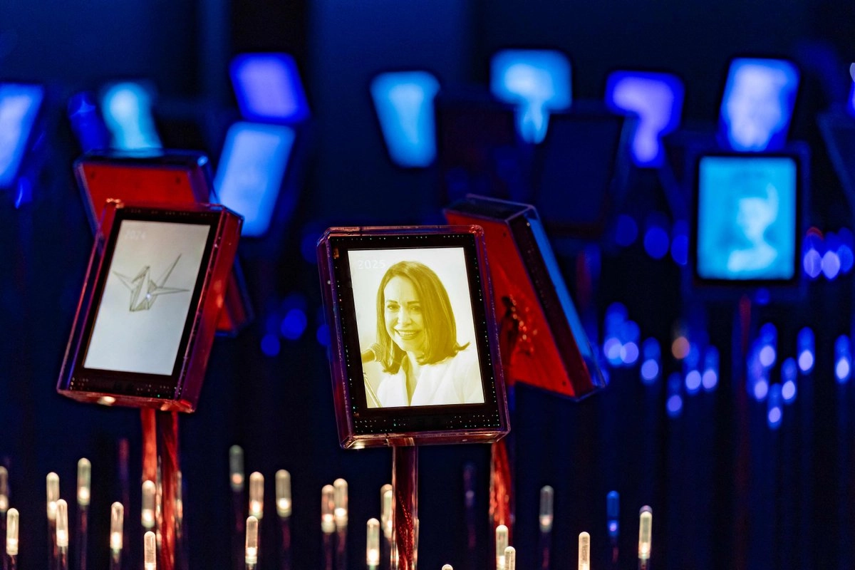 Una fotografía de la ganadora del Premio Nobel de la Paz, María Corina Machado, se exhibe entre los retratos de anteriores ganadores en el "Campo Nobel" de la exposición "Democracia al borde del abismo", en honor a la galardonada, en el Centro Nobel de la Paz de Oslo, el 9 de diciembre de 2025, en vísperas de la ceremonia del Premio Nobel de la Paz.