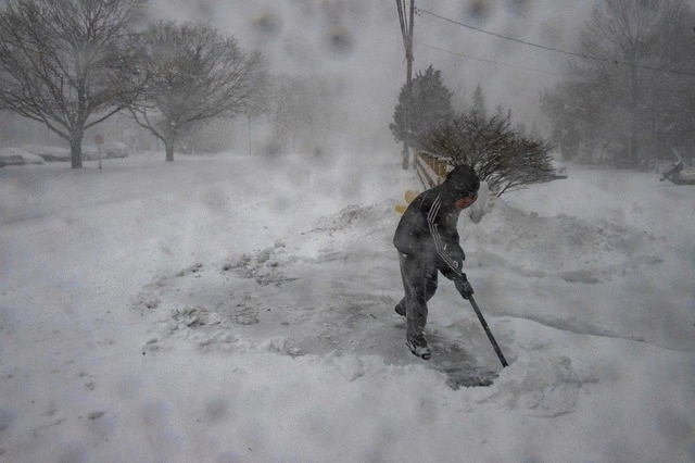 En Massachusetts, alrededor de 56 mil de los 2.6 millones de clientes se quedaron sin electricidad desde la madrugada del domingo. Foto Afp
