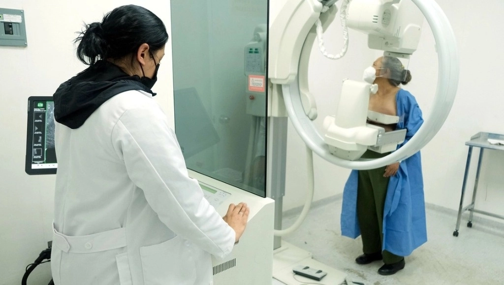 En México, de acuerdo con las cifras más recientes del Instituto Nacional de Estadística y Geografía (INEGI) durante 2022, la incidencia de casos nuevos de cáncer de mama fue de 23 mil 790 entre la población de 20 años y más. Foto Twitter de @Tu_IMSS 