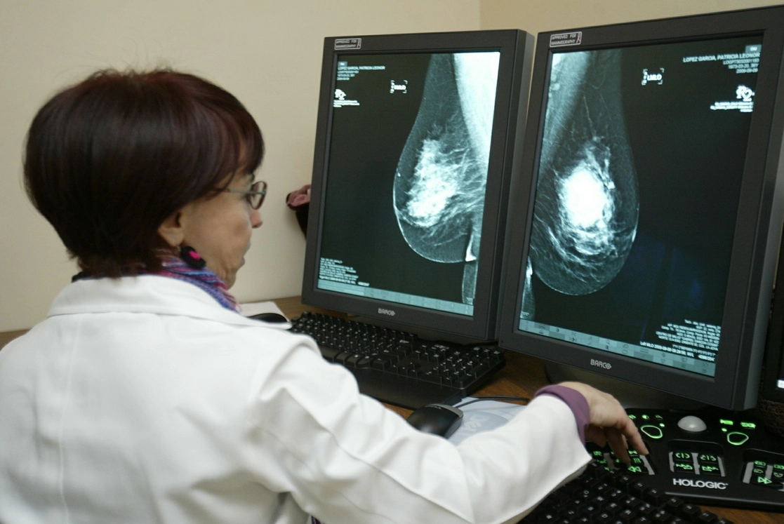 Justo en este mes, que es el del cáncer de mama, se envía ese proyecto enfocado en la población femenina más vulnerable. Foto Roberto García Ortiz