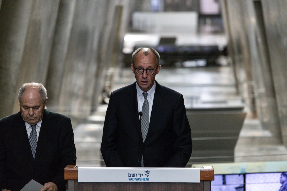 El canciller alemán, Friedrich Merz, y Dani Dayan, presidente del Museo Memorial del Holocausto Yad Vashem en Jerusalén, el 7 de diciembre de 2025.