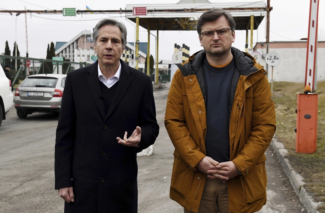 El secretario de Estado de Estados Unidos, Antony Blinken, y el ministro de Relaciones Exteriores de Ucrania, Dmytro Kuleba, durante su reunión en el cruce fronterizo entre Ucrania y Polonia en Korczowa, Polonia, el sábado 5 de marzo de 2022. Foto Ap