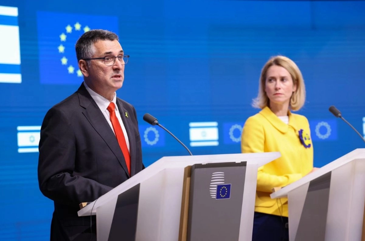 Gideon Saar, canciller de Israel, (izq.) señaló a Venezuela de ser el "nexo" en Sudamérica de los grupos islamistas Hezbollah y Hamas y de los rebeldes chiíes hutíes del Yemen, a los que calificó como "Estados terroristas".