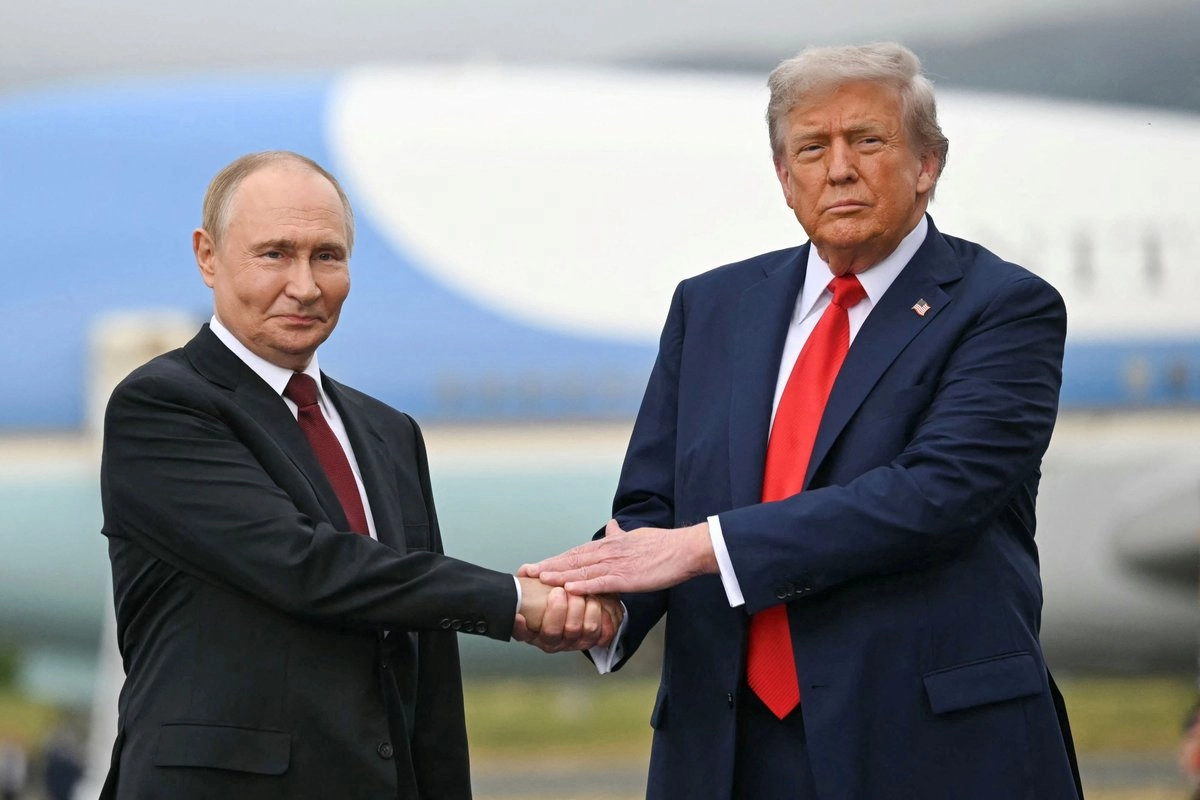 El presidente estadunidense, Donald Trump, saluda al presidente ruso, Vladimir Putin, en la pista tras su llegada a la Base Conjunta Elmendorf-Richardson en Anchorage, Alaska.