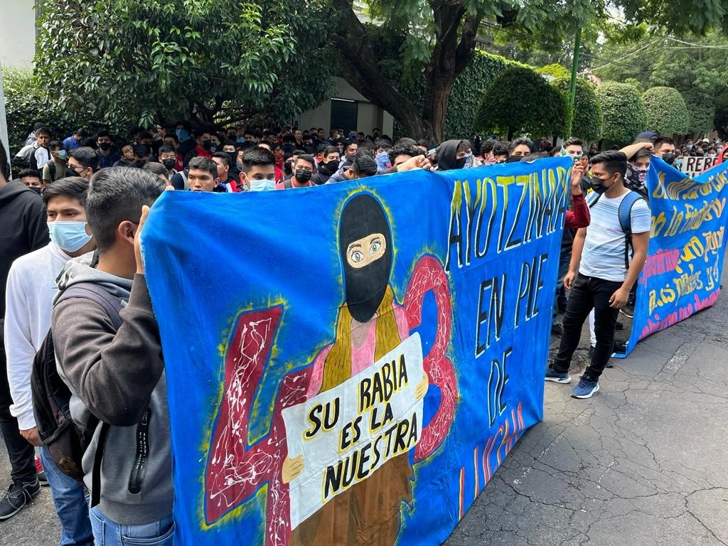 Padres de los 43 estudiantes de Ayotzinapa y estudiantes normalistas se manifiestan frente a la embajada de Israel, para exigir la extradición de Tomás Zerón de Lucio, en la Ciudad de México, el 21 de septiembre de 2022. Foto Alfredo Domínguez