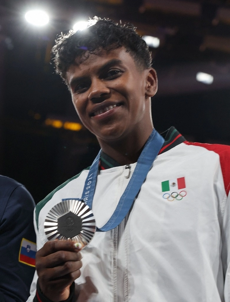 Prisca Awiti muestra su medalla de plata que ganó en los Juegos Olímpicos de París, el 30 de julio de 2024. Foto Afp