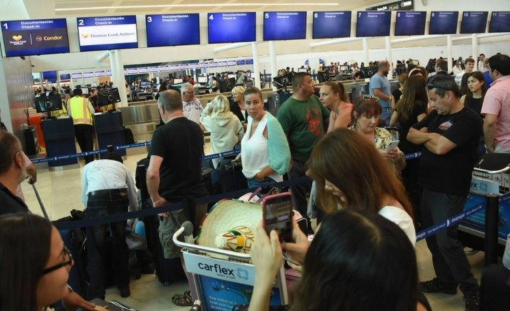 Personas varadas en el aeropuerto internacional de Cancún. Foto Cuartoscuro