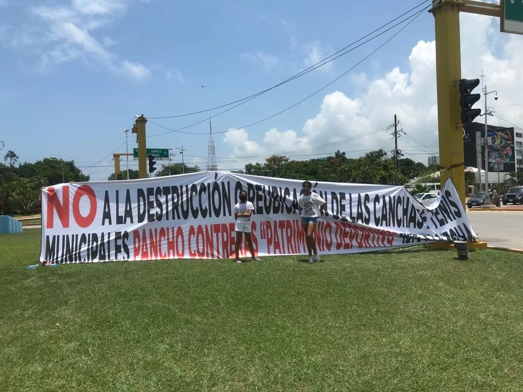 Los ciudadanos juntaron firmas para manifestar su rechazo. Foto Patricia Vázquez