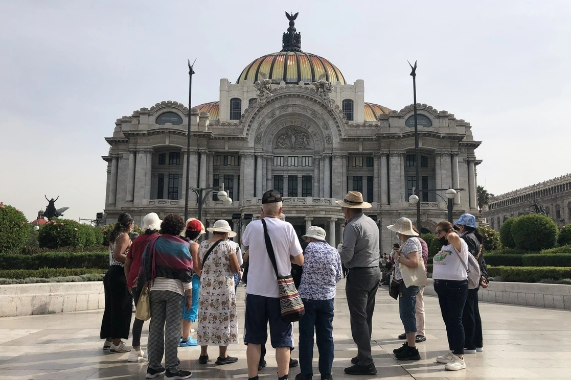 Turistas frente al Palacio de Bellas Artes, en el Centro Histórico capitalino. Foto Luis Castillo / Archivo