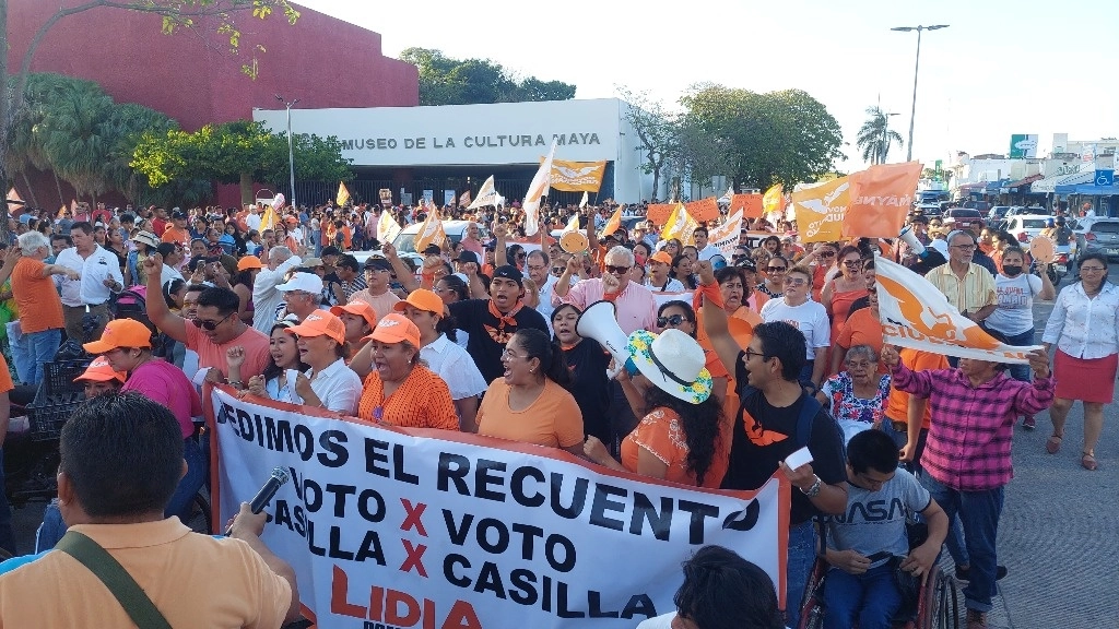 Alrededor de 300 simpatizantes de Movimiento Ciudadano en Chetumal salieron a las calles a defender los votos para su candidata a presidenta municipal. Foto Patricia Vázquez