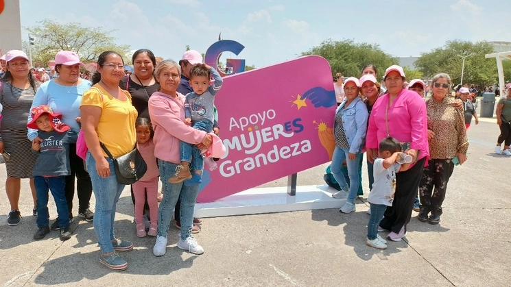 La candidata del PAN al gobierno de Guanajuato  entregó tarjetas de apoyo a mujeres jefas de familia. Foto Carlos García