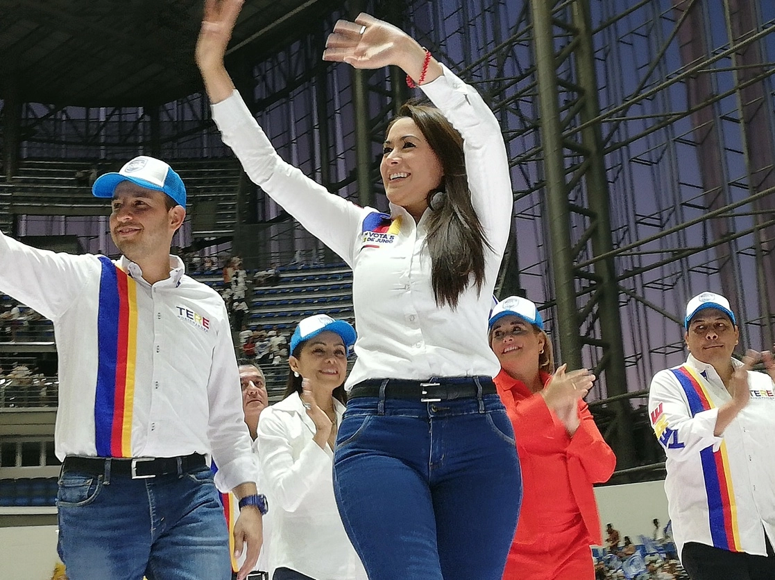 Teresa Jiménez Esquivel, candidata de la alianza Va por Aguascalientes conformada por el PRI, PAN y PRD durante el cierre de campaña. Foto Claudio Bañuelos. 