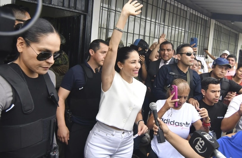 La candidata presidencial ecuatoriana, Luisa González, agradeció el lunes las palabras de aliento pronunciadas por la mandataria de México, Claudia Sheinbaum. Foto Ap 