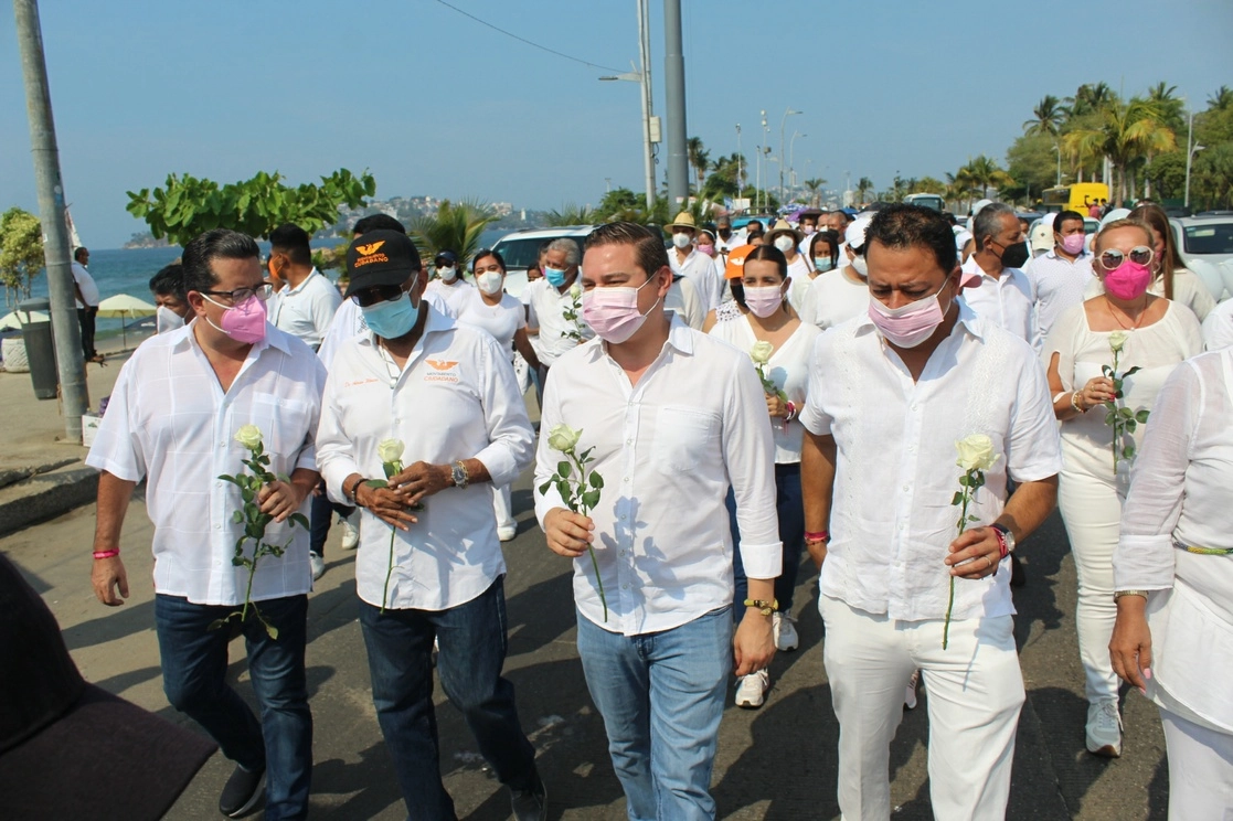 José Alberto Alonso Gutiérrez y partidarios de Fuerza por México en Acapulco, exigieron fin a la violencia en el proceso electoral. Foto Héctor Briseño

