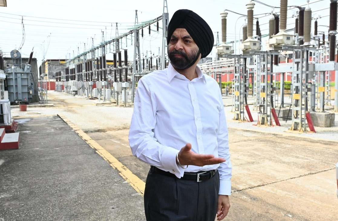 El candidato estadunidense para dirigir el Banco Mundial, Ajay Banga, visita una planta de electricidad en Yopougon, un suburbio de Abiyán, una ciudad en Costa de Marfil, el 7 de marzo de 2023. Foto Afp