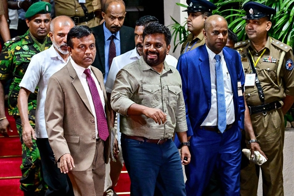 Anura Kumara Dissanayaka (centro), de la coalición de izquierda, se impuso en la elección presidencial de Sri Lanka con el 42.3 por ciento de los votos. Foto Afp