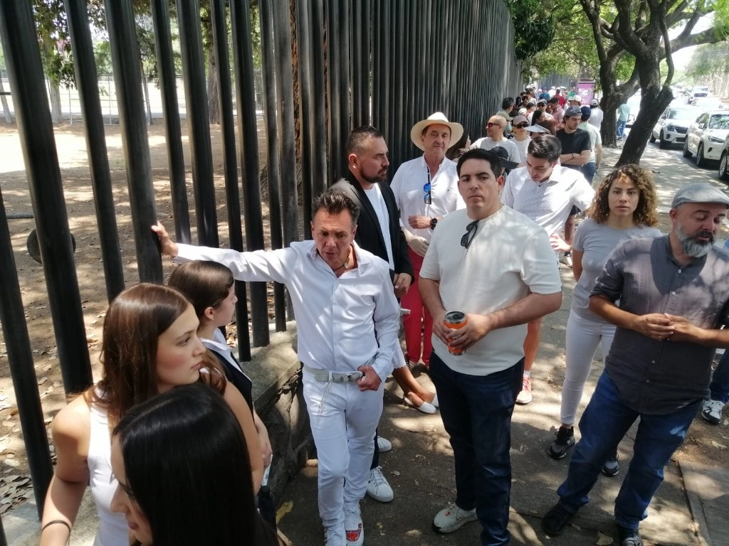 Pablo Lemus, candidato a la gubernatura por Jalisco por el partido Movimiento Ciudadano, realiza fila para emitir su voto en Zapopan. Foto Arturo Campos Cedillo