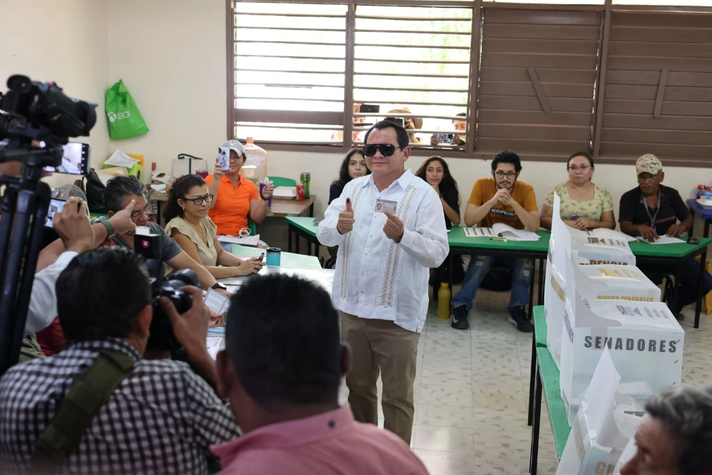 Joaquín Huacho Díaz Mena, candidato de Sigamos Haciendo Historia (Morena, PT y PVEM) a la gubernatura de Yucatán, tras emitir su voto. Foto X @huachodiazmena
