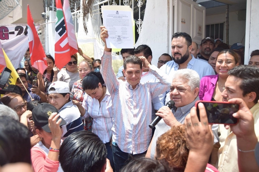 Alejandro Arcos Catalán, candidato del PRD-PRI-PAN, recibió la constancia de mayoría como alcalde de Chilpancingo, Guerrero. Foto Cuartoscuro