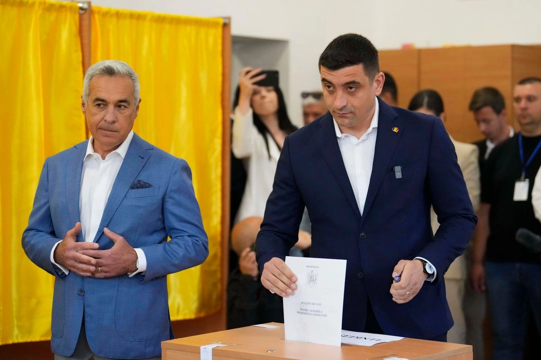 El candidato presidencial George Simion (derecha) emite su voto durante la primera vuelta de las elecciones presidenciales en Bucarest, Rumania, el 4 de mayo de 2025. Foto 
