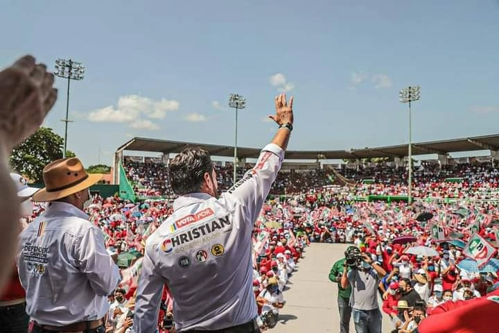 Christian Castro Bello, candidato al gobierno de Campeche por la alianza PRI-PAN-PRD durante su cierre de campaña. Foto La Jornada 