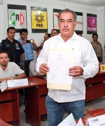 El candidato Julián Nazar Morales el día que recibió su constancia de registro. Foto Twitter @RedJPChiapas