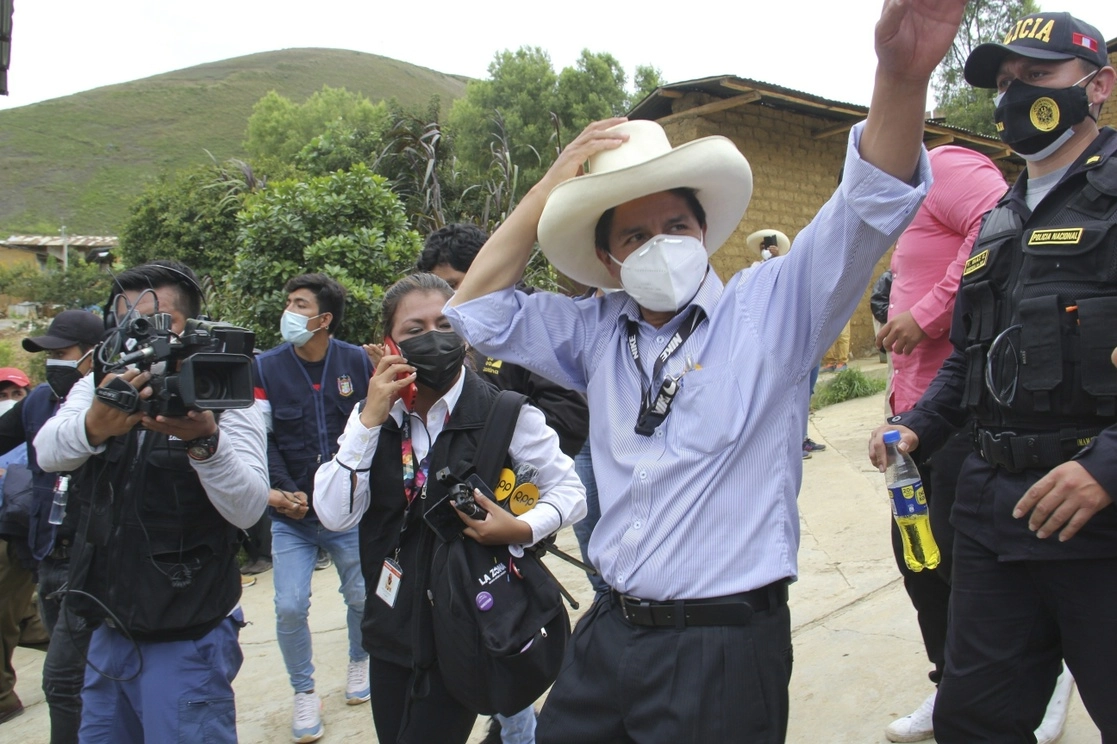 El candidato del partido Perú Libre, Pedro Castillo, saluda a sus simpatizantes después de emitir su voto en Cajamarca. Foto Ap 