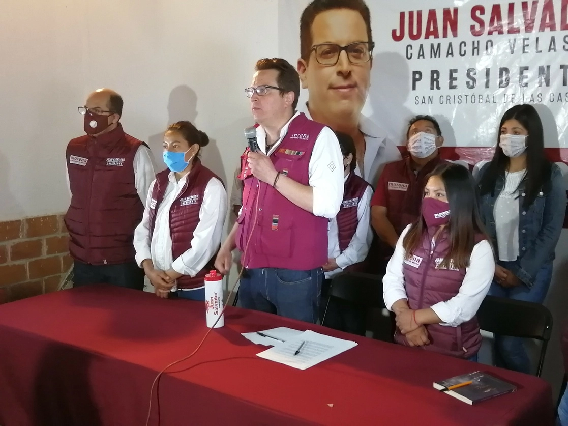 El candidato de Morena a la alcaldía de San Cristóbal, Juan Salvador Camacho Velasco, dijo que a pesar de las vejaciones que sufrió en la comunidad de Los Llanos no interpondrá denuncia alguna contra los pobladores de ese lugar. Foto Elio Henríquez