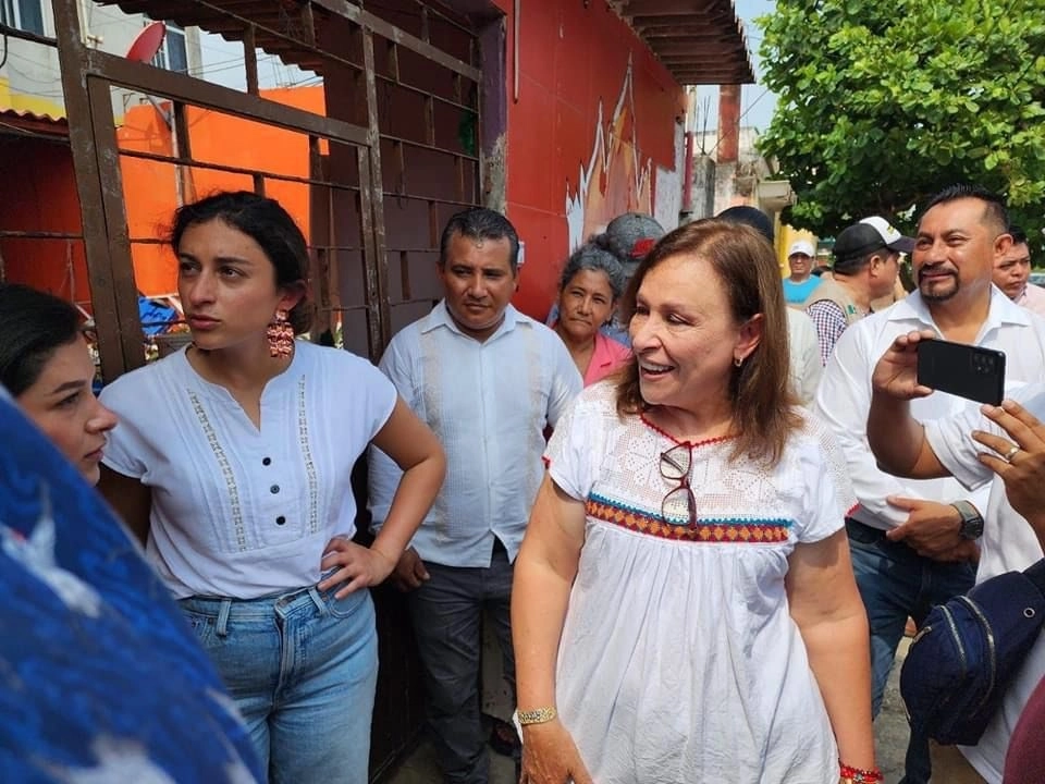 Rocío Nahle llegó a la casilla correspondiente en Coatzacoalcos, donde los votantes la recibieron con gritos, indicando que debía formarse en la fila como cualquier ciudadano.Foto La Jornada 