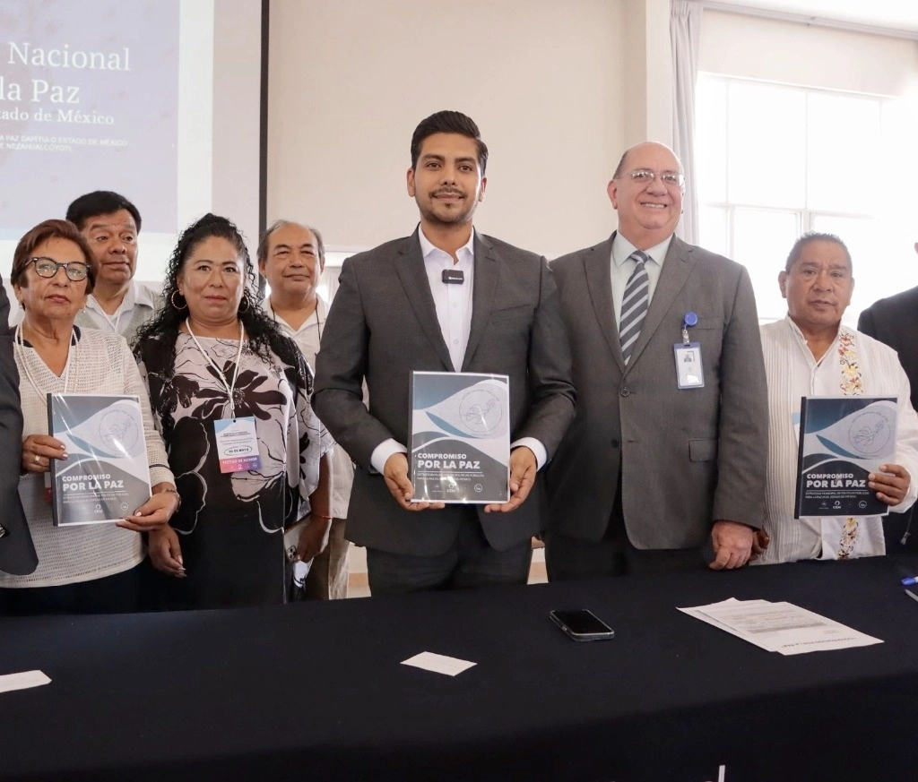 Los candidatos a gobernar Ciudad Nezahualcóyotl firmaron un acuerdo para la construcción de la paz y la eliminación de la violencia. Foto @Adolfo_Cerqueda