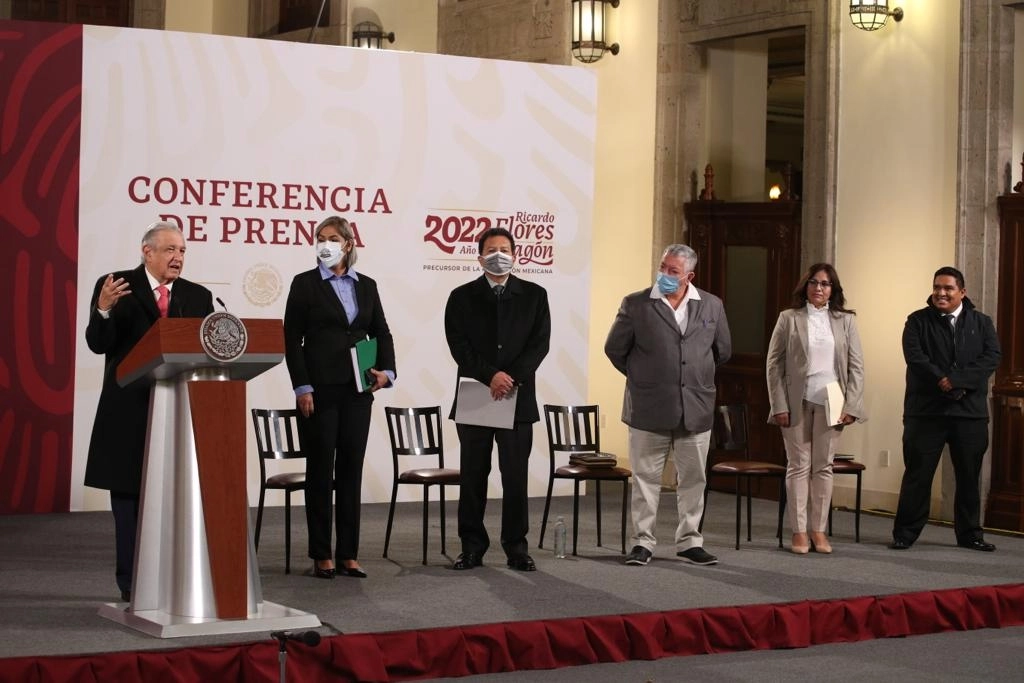 El presidente Andrés Manuel López Obrador junto con los candidatos a dirigir el Sindicato de Trabajadores Petroleros de la República Mexicana durante la conferencia presidencial matutina desde Palacio Nacional, en la Ciudad de México, el 24 de enero de 2022. Foto María Luisa Severiano