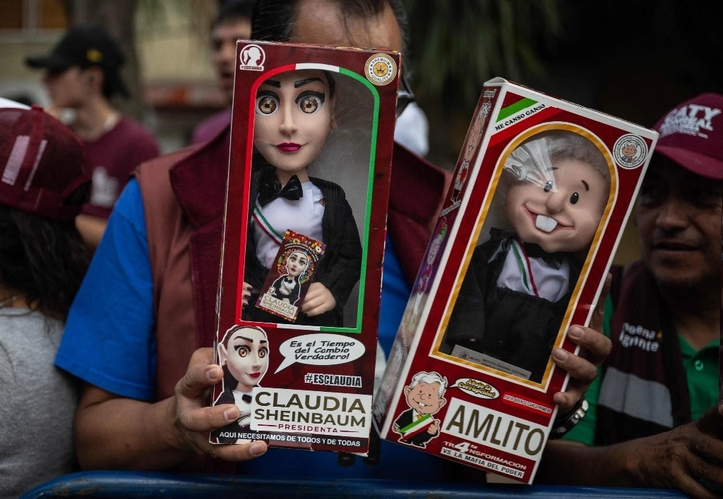 Frases alusivas a la Cuarta Transformación y al gobierno del ex mandatario López Obrador han sido retomadas en las campañas. Foto 