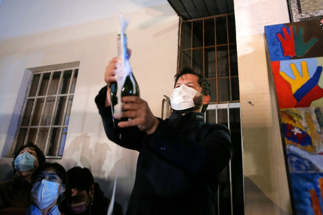 Gabriel Boric, candidato del Frente Amplio, celebra su triunfo. Foto Afp