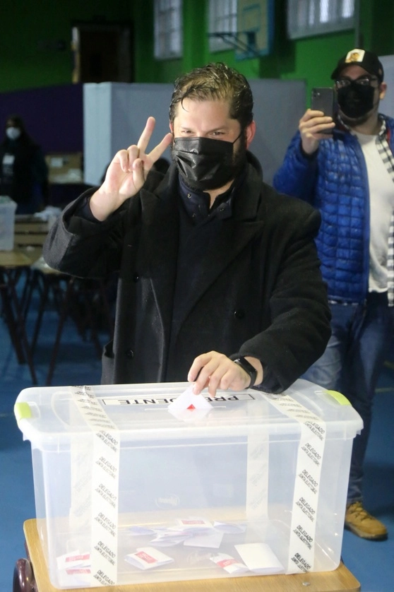 Gabriel Boric, candidato de izquierda, durante la votación. Foto Afp