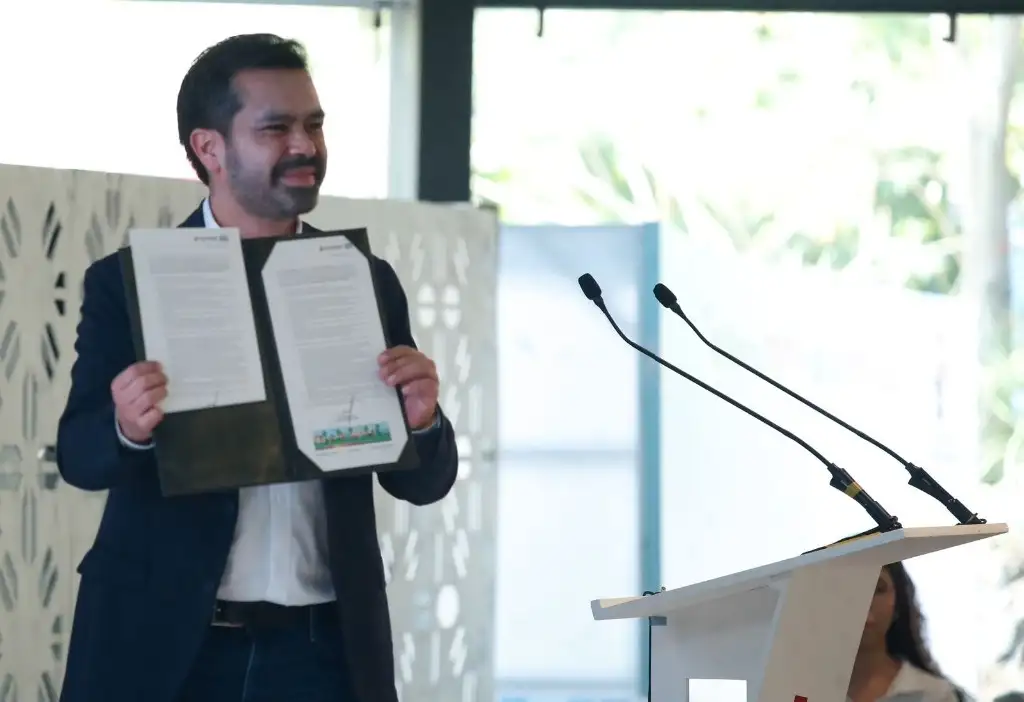 El candidato presidencial por MC, Jorge Álvarez Máynez, durante la firma del pacto por la Primera Infancia, en el auditorio del Museo Papalote del Niño, en la Ciudad de México, el 22 de abril de 2024. Foto Cristina Rodríguez