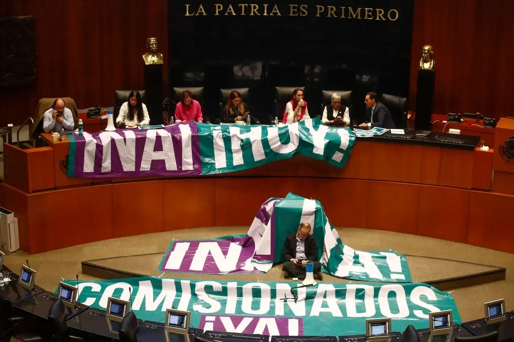Integrantes del bloque opositor mantiene tomda la tribuna del Senado. Foto: Víctor Camacho 
