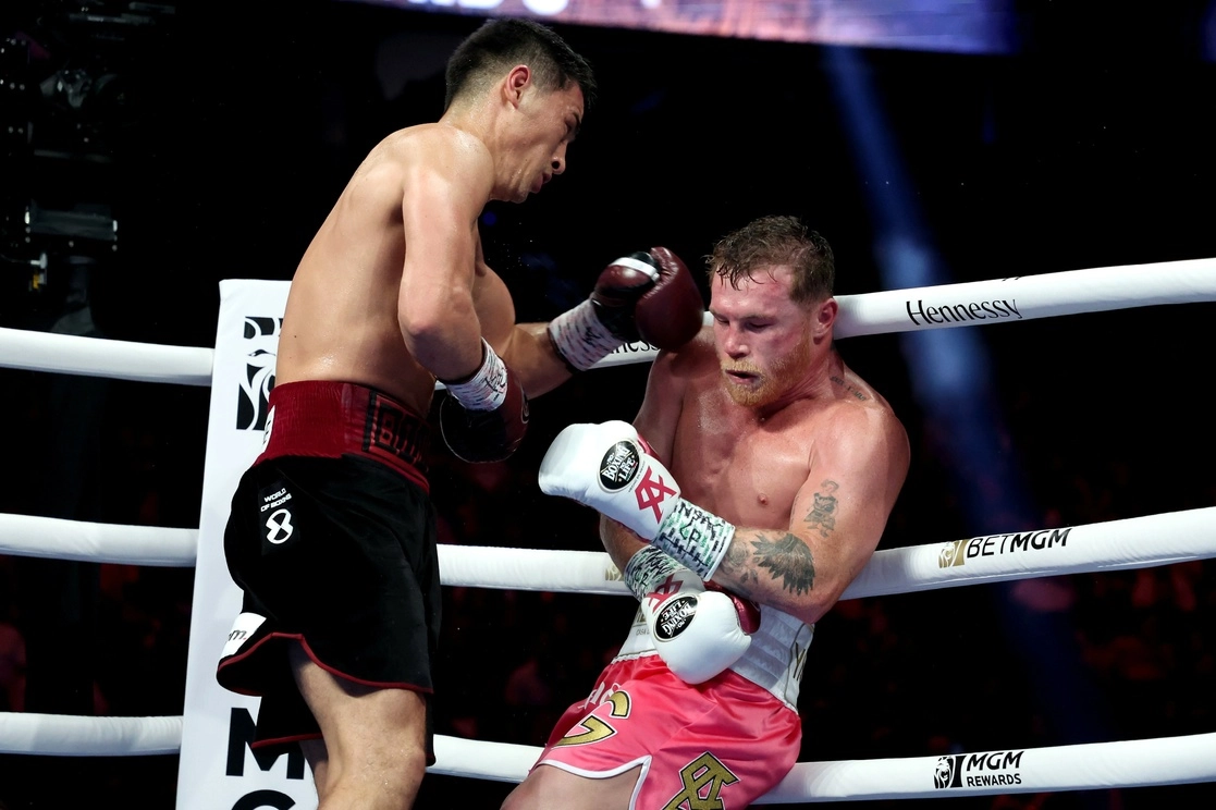 Saúl 'Canelo' Álvarez no pudo repetir la gesta de la división de los supermedianos en la arena T-Mobile, en Las Vegas, ante el inconmensurable Dmitry Bivol, ayer. Foto Afp