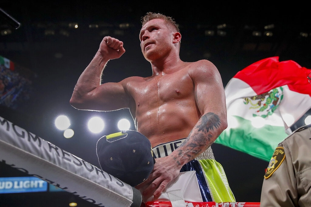 Saúl Canelo Álvarez unificó el título supermediano de la AMB y CMB. Foto Ap