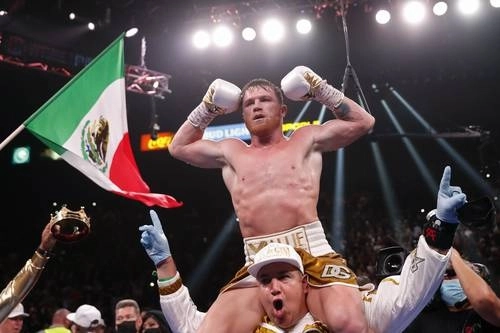 Le costó trabajo descifrarlo, pero el púgil tapatío derrotó al estadunidense Caleb Plant en el undécimo asalto. Foto Ap