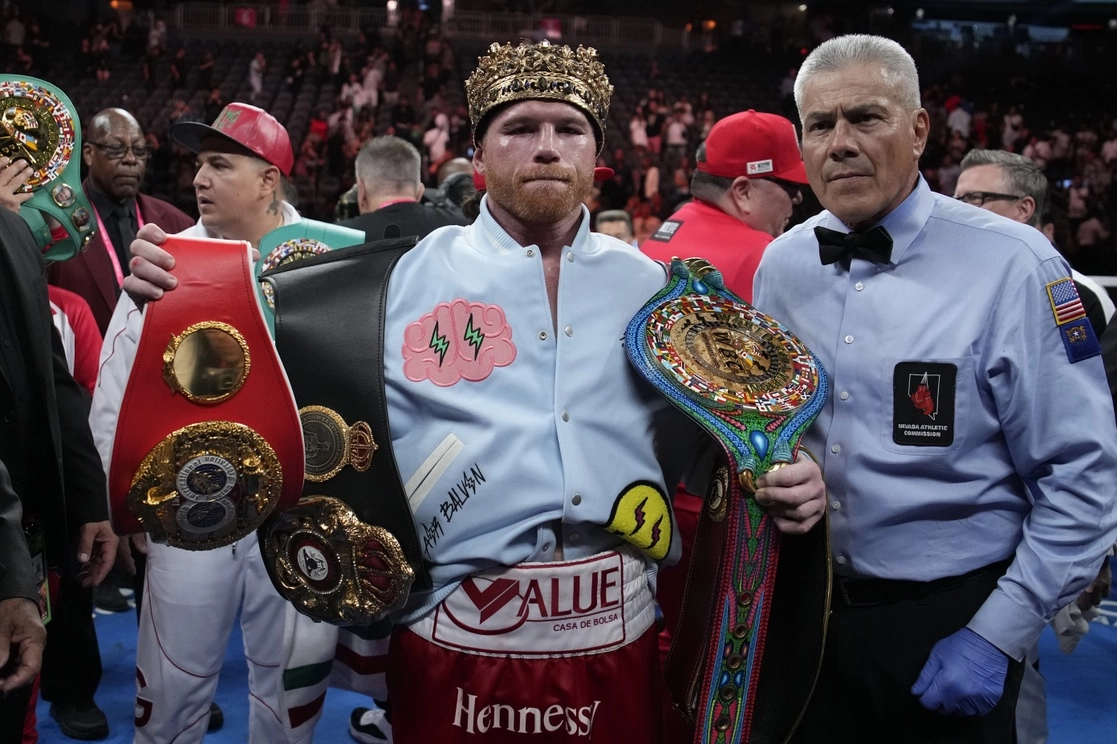 Canelo Álvarez celebra después de derrotar a Gennady Golovkin en su combate de boxeo por el título súper mediano, el 17 de septiembre de 2022 en Las Vegas. Foto Ap / Archivo