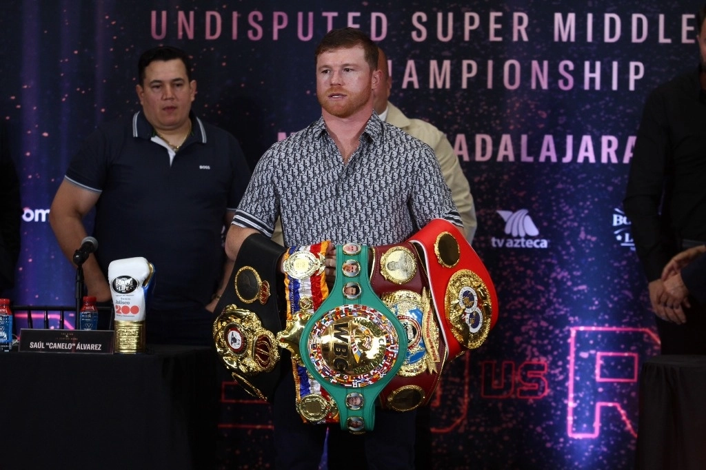 Saúl 'Canelo' Álvarez muestra los cinturones que estarán en juego durante su pelea contra el británico John 'Gorila' Ryder el próximo 6 de mayo en el estadio Akron. Foto Arturo Campos Cedillo.