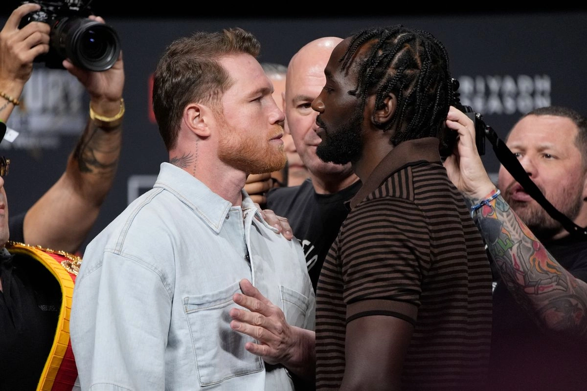 'Canelo' Álvarez, a la izquierda, y Terence Crawford se enfrentan durante una conferencia de prensa para su próximo combate de boxeo el viernes 27 de junio de 2025 en Las Vegas. Foto