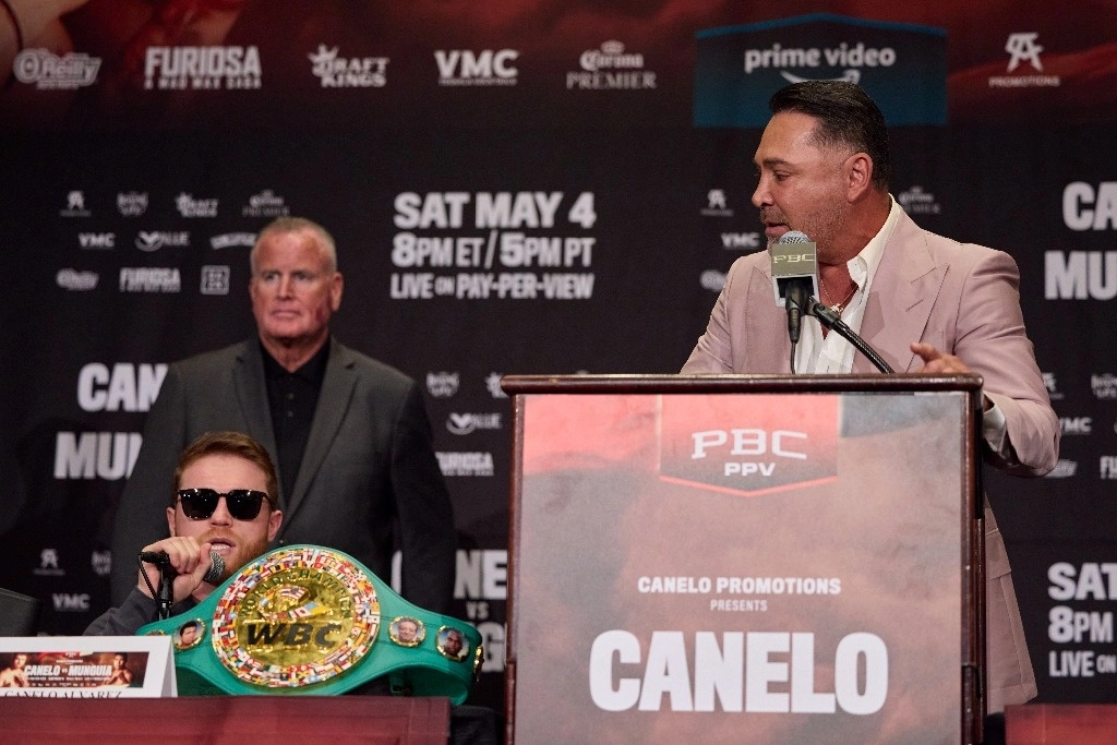 ‘Canelo’ y De la Hoya, su ex promotor y ahora representante de Munguía, intercambiaron ayer fuertes dimes y diretes en Las Vegas. Foto Ryan Hafey & Esther Lin / Premier Boxing Champions 