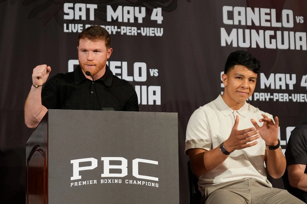 Saúl Álvarez (izquierda) y Jaime Munguía (derecha) cumplieron con su primer cara a cara rumbo al esperado combate del 4 de mayo en Las Vegas. Foto Ap