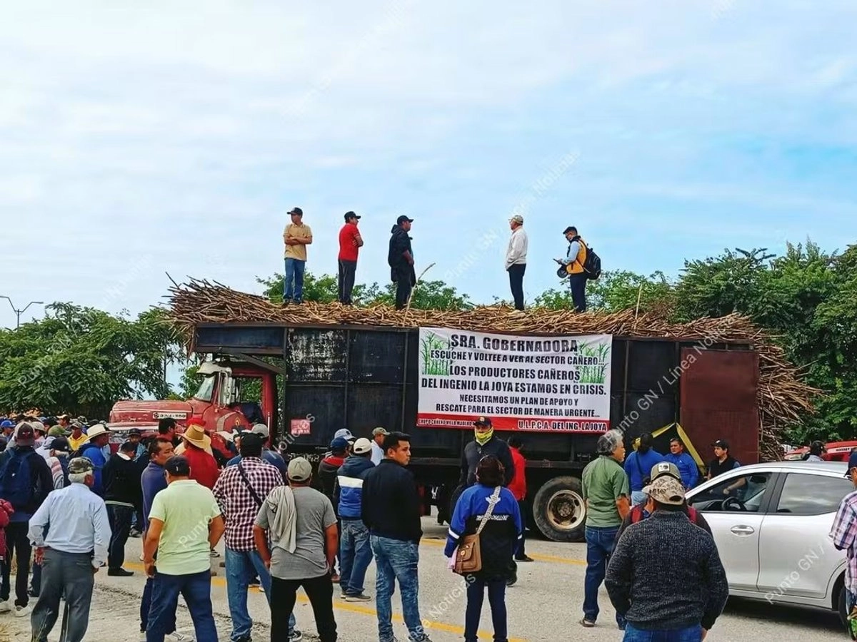 Cañeros bloquean la autopista Champotón-Campeche para exigir a la gobernadora Layda Sansores un subsidio de entre 300 y 400 pesos por tonelada. Foto 