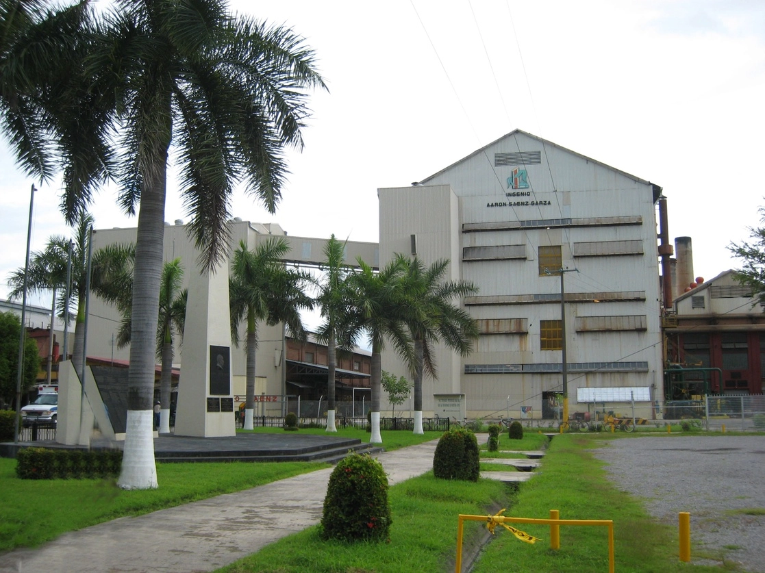 Obreros del Ingenio Aaron Saenz Garza, ubicado en la ciudad de Xicoténcatl, Tamaulipas. Foto tomada de gsaenz.com.mx